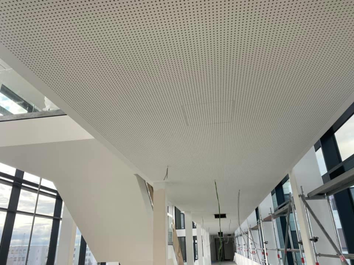 Skulpturale Deckenkonstruktion über Glasfassade