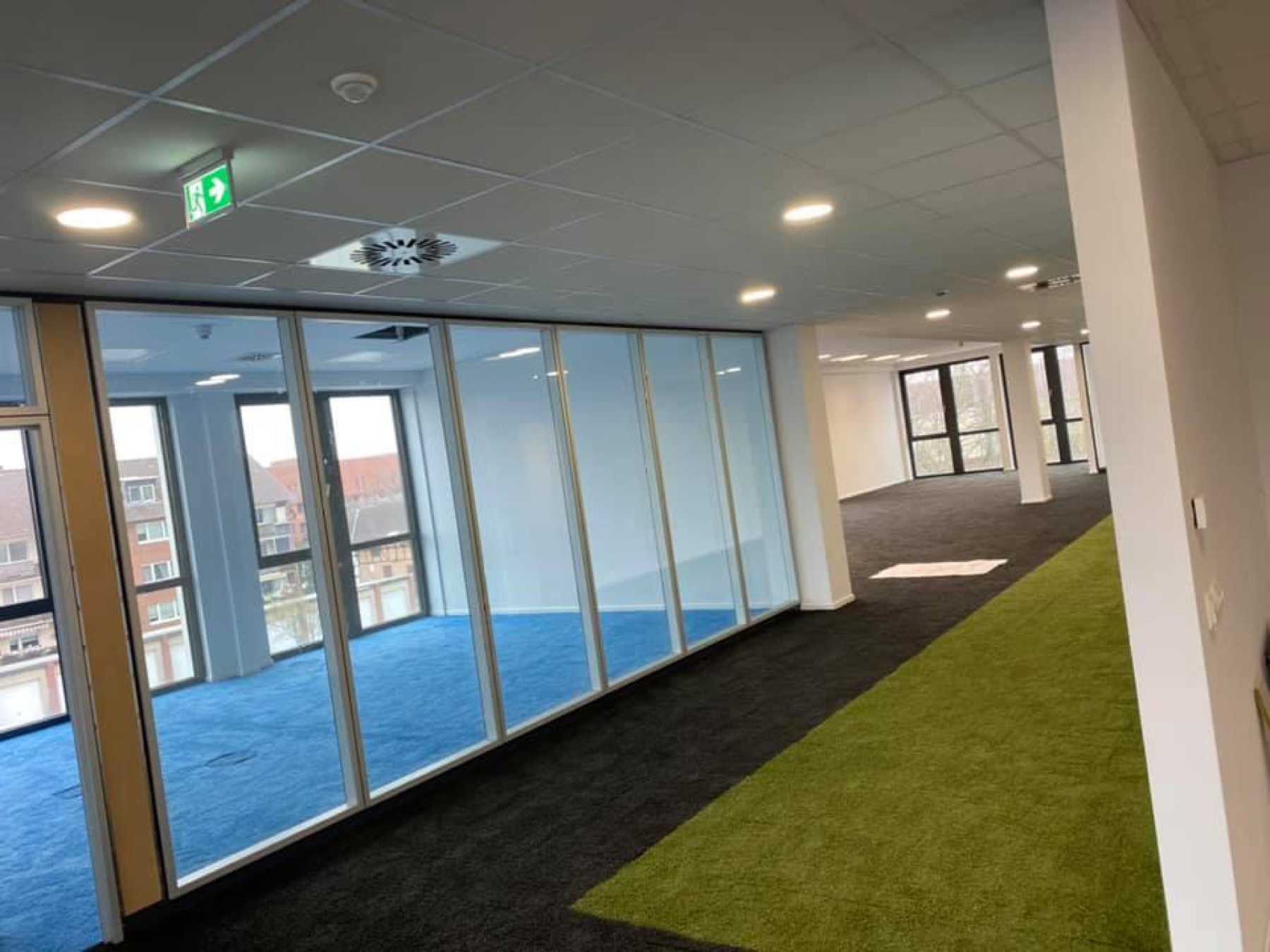 Fertiggestelltes Büro mit Glastrennwänden