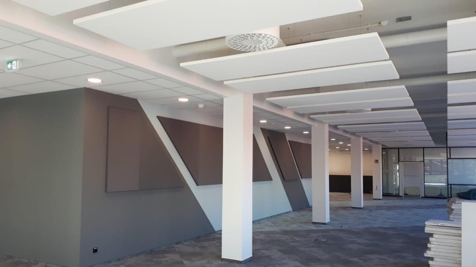 Büro mit Stützen, Farbwand und Teppich